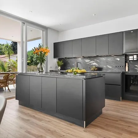 Villa Adelfa - Beachside Modern In Marbella