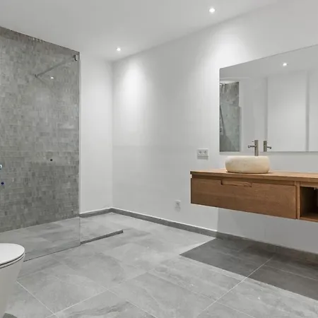 Adelfa - Beachside Modern In Vila *