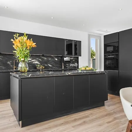 Villa Adelfa - Beachside Modern In *