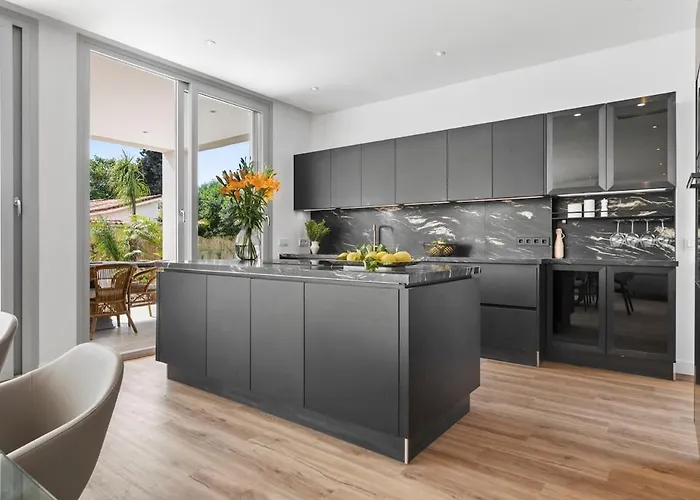 Villa Adelfa - Beachside Modern In Marbella