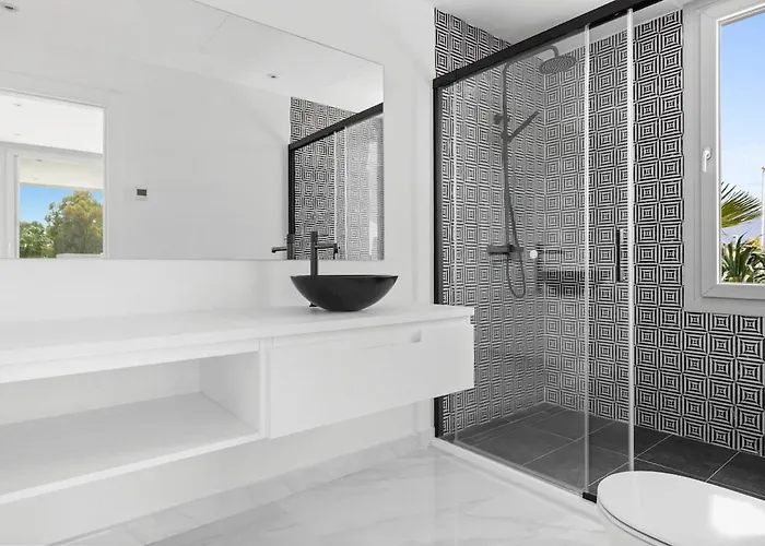 Adelfa - Beachside Modern In Villa *