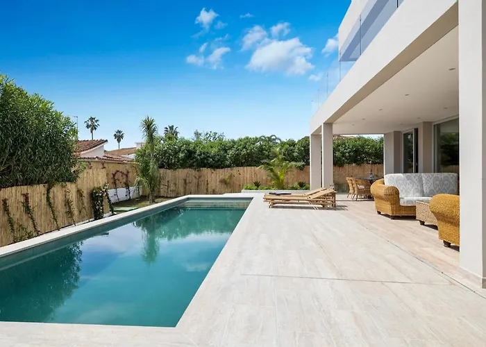 Villa Adelfa - Beachside Modern In *