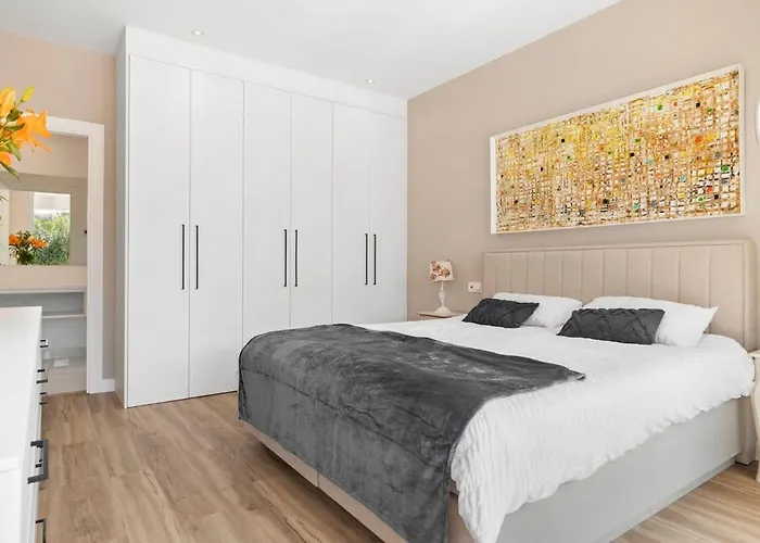 Villa Adelfa - Beachside Modern In