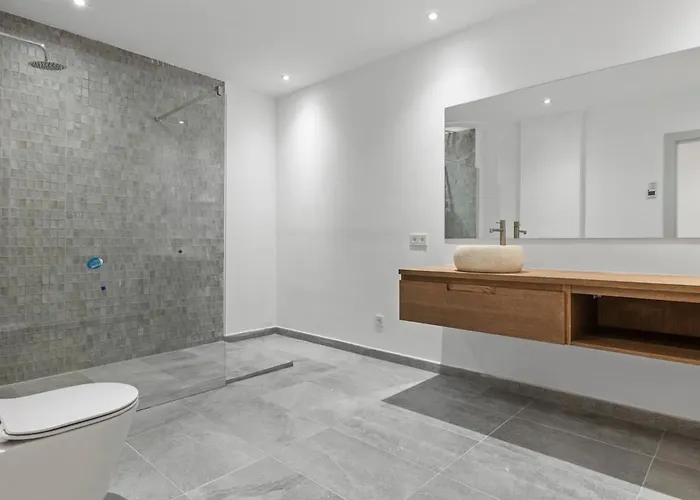 Adelfa - Beachside Modern In Villa *