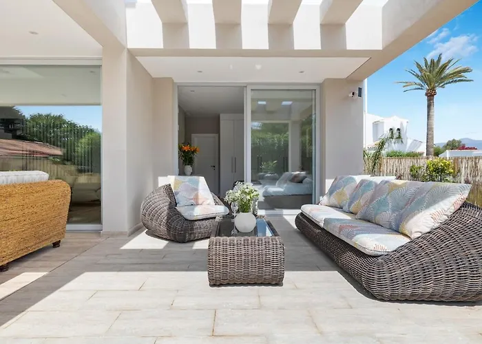 Villa Adelfa - Beachside Modern In