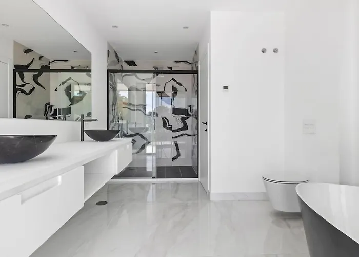 Villa Adelfa - Beachside Modern In