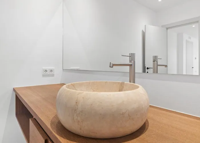 Adelfa - Beachside Modern In Villa